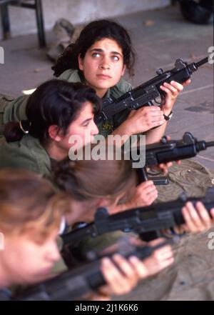 1989 Israeli woman soldiers practice using uzi submachine guns Stock Photo