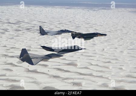 Holloman Air Force Base, United States. 27 October, 2007. A U.S. Air Force F-15 Eagle, F-4 Phantom, F-117 Nighthawk, and F-22 Raptor fighter aircraft fly in formation above the White Sands during the Air and Space Expo at Holloman Air Force Base, October 27, 2007 in Alamogordo, New Mexico.  Credit: SrA Russell Scalf/US Air Force/Alamy Live News Stock Photo