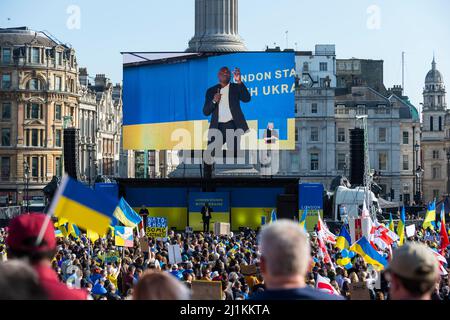 London, UK.  26 March 2022. David Lammy MP speaks at a vigil in Trafalgar Square during ‘London stands with Ukraine’, a solidarity march.  Ukrainian President Volodymyr Zelensky has appealed to people across the world to take to the streets to show support for Ukraine to mark one month of the Russian invasion.  Credit: Stephen Chung / Alamy Live News Stock Photo