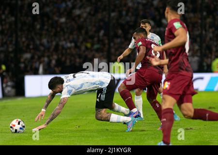 BUENOS AIRES, ARGENTINA - MARCH 25: Rodrigo De Paul of Argentina fights for the ball with Cristian Casseres of Venezuela during the Fifa World Cup Qualifiers - Conmebol match between Argentina and Venezuela at La Bombonera Stadium on March 25, 2022 in Buenos Aires, Argentina. (Photo by Florencia Tan Jun/Pximages) Stock Photo
