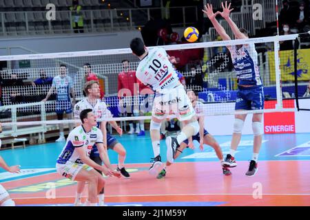 Trento, Italy. 26th Mar, 2022. Giulio Pinali spike (Itas Trentino) during PlayOff - Itas Trentino vs Gas Sales Bluenergy Piacenza, Volleyball Italian Serie A Men Superleague Championship in Trento, Italy, March 26 2022 Credit: Independent Photo Agency/Alamy Live News Stock Photo