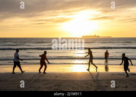 Cape Town, South Africa. 26th Mar, 2022. People have fun on Sunset Beach at sunset in Cape Town, South Africa, on March 26, 2022. Credit: Lyu Tianran/Xinhua/Alamy Live News Stock Photo