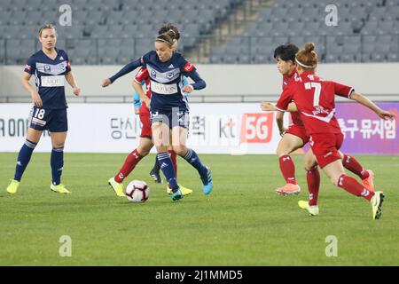 Nov 26, 2019-Yongin, South Korea-Amy Jackson of Melbourne Victory action during during an Women's Club Championship 2019-FIFA/AFC Pilot Tournamant Melbourne Victory V Incheon Hyundai Steel Red Angels at Yongin Citizens Sports Park in Yongin, South Korea.Match Won Incheon Hyundai Steel Red Angels, Score by 4-0. Stock Photo