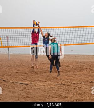 Portobello, Edinburgh, Scotland, UK. 27th March 2022. Misty morning for the Scottish team players beach volleyball players practice by the Firth of Forth, temperature of 6 degrees centigrade. Credit: Archwhite/alamy Live News Stock Photo