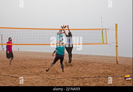 Portobello, Edinburgh, Scotland, UK. 27th March 2022. Misty morning for the Scottish team players beach volleyball players practice by the Firth of Forth, temperature of 6 degrees centigrade. Credit: Archwhite/alamy Live News Stock Photo