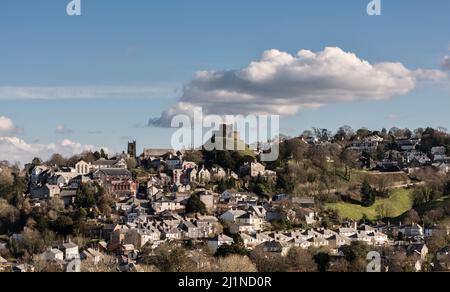 The medieval Launceston Castle (1070) stands high on its motte (mount) above the town of Launceston, Cornwall, UK Stock Photo