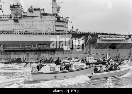 HMS Hermes returns to Portsmouth at the end of the Falklands War, 21st July 1982 Stock Photo