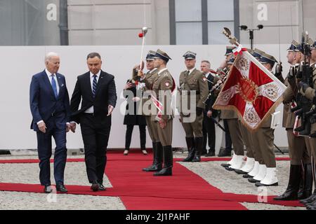 (220327) -- WARSAW, March 27, 2022 (Xinhua) -- U.S. President Joe Biden (1st L) attends a welcome ceremony held by Polish President Andrzej Duda (2nd L) in Warsaw, Poland, March 26, 2022. (Photo by Andrzej Hulimka/Xinhua) Stock Photo