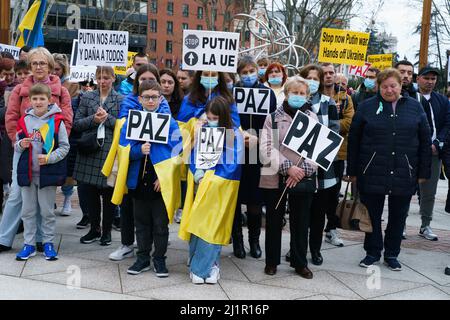 Madrid, Spain. 27th Mar, 2022. Protesters hold placards expressing their opinion during a rally against Russian invasion of Ukraine. Thousands of pro-Ukrainian protesters demonstrate against Russian invasion as they rally from Plaza de Espana (Spain Square) to Plaza de Callao in Madrid, Spain. Credit: SOPA Images Limited/Alamy Live News Stock Photo