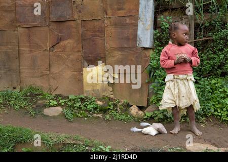 A small girl waiting for her sister, Majengo slum, Meru Stock Photo