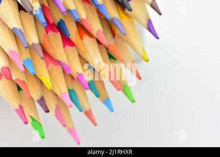 detalles de puntas de lápices de colores, aislado sobre fondo blanco Stock Photo