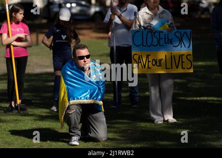 Orlando, USA. 27th Mar, 2022. Ukraine supporters holding signs and Ukrainians flags during a rally in Lake Eola Park in Orlando, Florida on March 27, 2022. The rally held to condemn President Vladimir Putin and Russia's invasion of Ukraine. Ukrainian President Volodymyr Zelensky called Ukrainians to fight back against the Russian invaders. (Photo by Ronen Tivony/Sipa USA) *** Please Use Credit from Credit Field *** Credit: Sipa USA/Alamy Live News Stock Photo