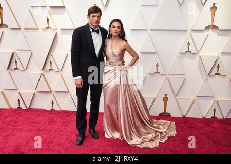 Los Angeles, USA. 27th Mar, 2022. Ashton Kutcher and Mila Kunis walking on the red carpet at the 94th Academy Awards held at the Dolby Theatre in Hollywood, CA on March 27, 2022. (Photo by Sthanlee B. Mirador/Sipa USA) Credit: Sipa USA/Alamy Live News Stock Photo