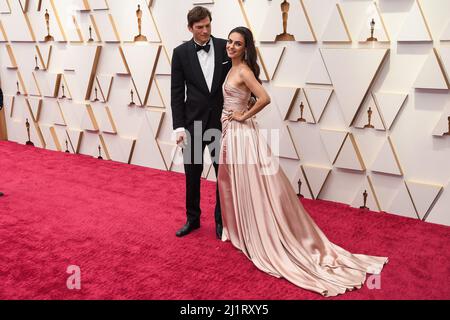 Los Angeles, USA. 27th Mar, 2022. Ashton Kutcher and Mila Kunis walking on the red carpet at the 94th Academy Awards held at the Dolby Theatre in Hollywood, CA on March 27, 2022. (Photo by Sthanlee B. Mirador/Sipa USA) Credit: Sipa USA/Alamy Live News Stock Photo