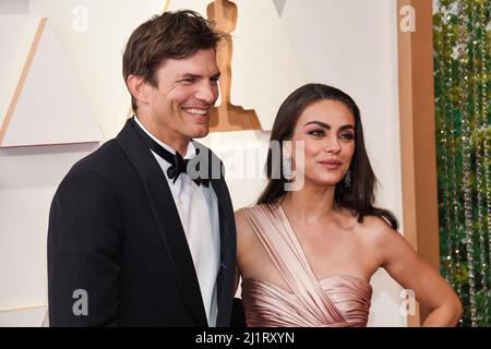 Los Angeles, USA. 27th Mar, 2022. Ashton Kutcher and Mila Kunis walking on the red carpet at the 94th Academy Awards held at the Dolby Theatre in Hollywood, CA on March 27, 2022. (Photo by Sthanlee B. Mirador/Sipa USA) Credit: Sipa USA/Alamy Live News Stock Photo