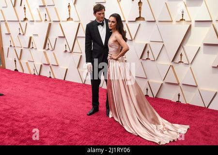 Los Angeles, USA. 27th Mar, 2022. Ashton Kutcher and Mila Kunis walking on the red carpet at the 94th Academy Awards held at the Dolby Theatre in Hollywood, CA on March 27, 2022. (Photo by Sthanlee B. Mirador/Sipa USA) Credit: Sipa USA/Alamy Live News Stock Photo