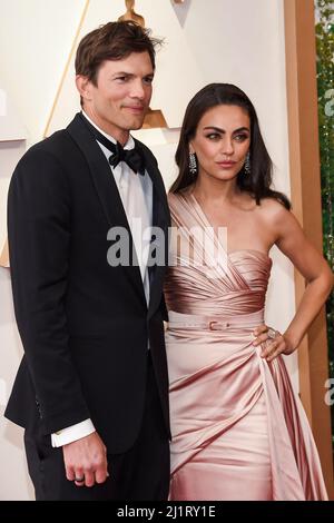 Los Angeles, USA. 27th Mar, 2022. Ashton Kutcher and Mila Kunis walking on the red carpet at the 94th Academy Awards held at the Dolby Theatre in Hollywood, CA on March 27, 2022. (Photo by Sthanlee B. Mirador/Sipa USA) Credit: Sipa USA/Alamy Live News Stock Photo