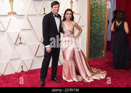 Los Angeles, USA. 27th Mar, 2022. Ashton Kutcher and Mila Kunis walking on the red carpet at the 94th Academy Awards held at the Dolby Theatre in Hollywood, CA on March 27, 2022. (Photo by Sthanlee B. Mirador/Sipa USA) Credit: Sipa USA/Alamy Live News Stock Photo