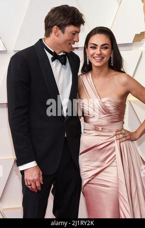 Los Angeles, USA. 27th Mar, 2022. Ashton Kutcher and Mila Kunis walking on the red carpet at the 94th Academy Awards held at the Dolby Theatre in Hollywood, CA on March 27, 2022. (Photo by Sthanlee B. Mirador/Sipa USA) Credit: Sipa USA/Alamy Live News Stock Photo