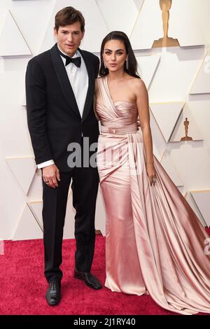 Los Angeles, USA. 27th Mar, 2022. Ashton Kutcher and Mila Kunis walking on the red carpet at the 94th Academy Awards held at the Dolby Theatre in Hollywood, CA on March 27, 2022. (Photo by Sthanlee B. Mirador/Sipa USA) Credit: Sipa USA/Alamy Live News Stock Photo