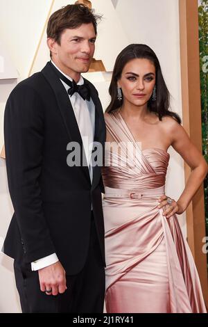 Los Angeles, USA. 27th Mar, 2022. Ashton Kutcher and Mila Kunis walking on the red carpet at the 94th Academy Awards held at the Dolby Theatre in Hollywood, CA on March 27, 2022. (Photo by Sthanlee B. Mirador/Sipa USA) Credit: Sipa USA/Alamy Live News Stock Photo