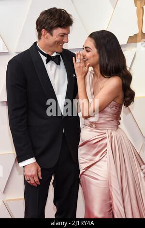 Los Angeles, USA. 27th Mar, 2022. Ashton Kutcher and Mila Kunis walking on the red carpet at the 94th Academy Awards held at the Dolby Theatre in Hollywood, CA on March 27, 2022. (Photo by Sthanlee B. Mirador/Sipa USA) Credit: Sipa USA/Alamy Live News Stock Photo