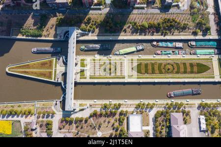 NANTONG, CHINA - MARCH 28, 2022 - Ships pass through Haian Lock in Nantong, East China's Jiangsu Province, March 28, 2022. Stock Photo