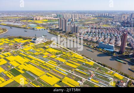 NANTONG, CHINA - MARCH 28, 2022 - Ships pass through Haian Lock in Nantong, East China's Jiangsu Province, March 28, 2022. Stock Photo