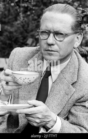 Männerportrait mit Teetasse im Garten, 1953. Portrait of a man with tea cup in the garden, 1953. Stock Photo