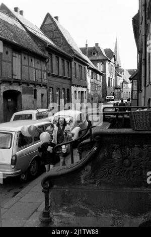 Passanten auf der Straße in Lüneburg, 1962. Passers-by on the streets of Lüneburg, 1962. Stock Photo