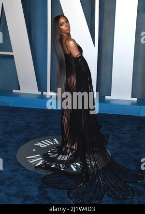 Kelly Rowland walking on the red carpet at the 2022 Vanity Fair Oscar