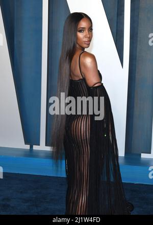 Kelly Rowland walking on the red carpet at the 2022 Vanity Fair Oscar