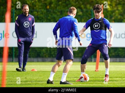 England head coach Gareth Southgate (left) looks on towards Declan Rice (right) and James Ward-Prowse during a training session at the Hotspur Way Training Ground, Enfield. Picture date: Monday March 28, 2022. Stock Photo