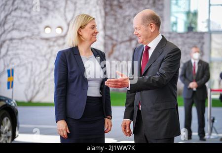 Berlin, Germany. 28th Mar, 2022. Chancellor Olaf Scholz (SPD) receives Magdalena Andersson, Prime Minister of Sweden, with military honors in front of the Federal Chancellery. Credit: Kay Nietfeld/dpa/Alamy Live News Stock Photo