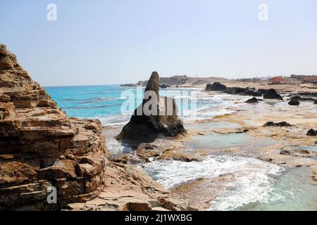 Marsa Matrouh. 27th Mar, 2022. Photo taken on March 27, 2022 shows the scenery of Cleopatra Beach at the north coast city of Marsa Matrouh, Egypt. Marsa Matrouh, a resort city on the coast of the Mediterranean Sea, is famous for its soft white sandy beaches and transparent sapphire-color sea water. Credit: Sui Xiankai/Xinhua/Alamy Live News Stock Photo