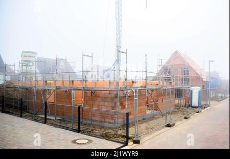 28 March 2022, Lower Saxony, Laatzen: Single-family homes are being built in the Hanover region. Whether in the city or the countryside, home ownership in Germany is tending to become increasingly expensive. According to calculations by the Federal Statistical Office, buyers in 2021 will have to pay an average of eleven percent more for apartments and houses than in the previous year. Photo: Julian Stratenschulte/dpa Stock Photo