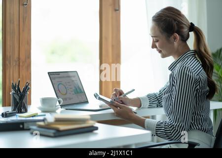 Checklist Notice Remember Planning Concept businessman writer checklist ...