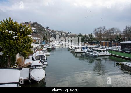 Anatolian Castle (Anadolu Hisari) In Istanbul.Historically Known As Guzelce  Hisar(meaning Proper Castle) Is A Fortress Located In Anatolian (Asian)  Side Of The Bosporus Stock Photo, Picture and Royalty Free Image. Image  91285798.