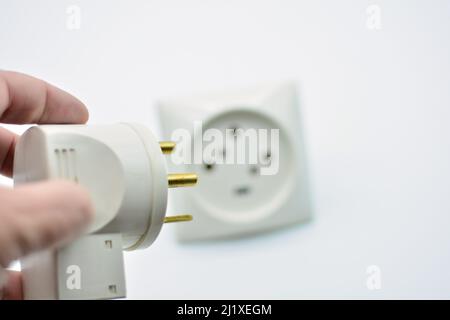Enchufe eléctrico trifásico con toma de tierra Stock Photo - Alamy