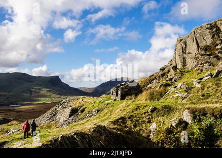 Derelict old slate quarry building on Miners Track from Rhyd Ddu to Bwlch Cwm Llan in Snowdonia National Park. Gwynedd, north Wales, UK, Britain Stock Photo