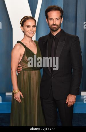 March 27th, 2022, Los Angeles, USA. Benjamin Millepied and Natalie Portman attending the Vanity Fair Oscar Party 2022, Wallis Annenberg Center for the Performing Arts, Los Angeles. Credit: Doug Peters/EMPICS/Alamy Live News Stock Photo