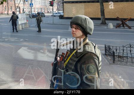 Kyiv, Kyiv, Ukraine. 28th Mar, 2022. A Ukrainian soldier standing guard at a checkpoint in downtown Kyiv, amid the Russian Invasion. Attacks on the capital Kyiv and other cities have recently been intensifying. (Credit Image: © Daniel Ceng Shou-Yi/ZUMA Press Wire) Stock Photo