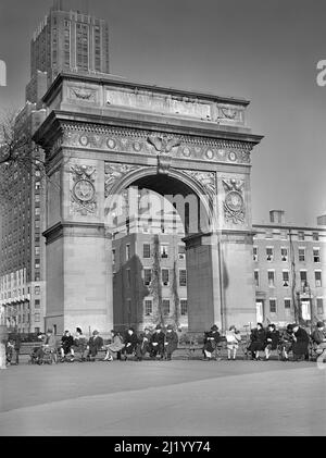 Washington Square Arch, New York City, New York, USA, Edwin Rosskam, U.S. Farm Security Administration/U.S. Office of War Information, December 1941 Stock Photo