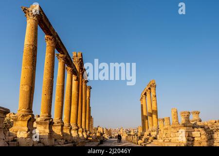 The Cardo Maximus At The Roman Ruins Of Jerash, Jerash, Jordan. Stock Photo