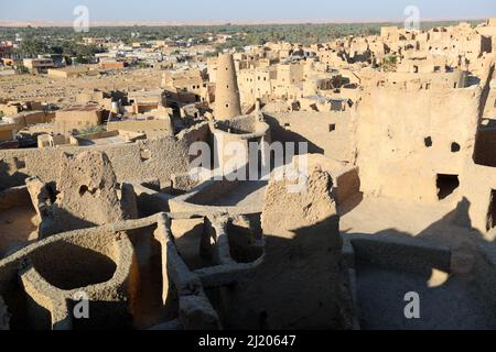 Siwa, Egypt. 28th Mar, 2022. Photo taken on March 26, 2022 shows a view of the ruins of Shali Fortress at Siwa Oasis in Matrouh Governorate, Egypt. Siwa Oasis, in Egypt's Western Desert, is a renowned tourist destination in Egypt for its natural landscapes, historical ruins and cultural traditions. Credit: Sui Xiankai/Xinhua/Alamy Live News Stock Photo