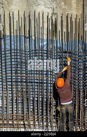 22.03.2022, Germany, North Rhine-Westphalia, Essen - Construction industry, construction workers work on a construction site. Iron trusses is a job ti Stock Photo