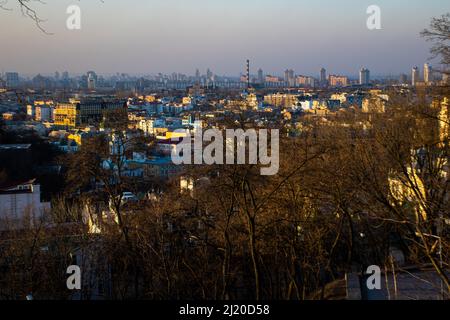 Kyiv, Ukraine. 28th Mar, 2022. The city of Kyiv at sunset. Daily life in the city of Kyiv amid Russian aggression. Credit: SOPA Images Limited/Alamy Live News Stock Photo