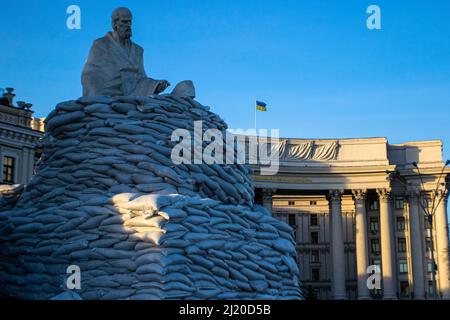 Kyiv, Ukraine. 28th Mar, 2022. The statues in Mykhailivska Square are protected with sandbags. Daily life in the city of Kyiv amid Russian aggression. Credit: SOPA Images Limited/Alamy Live News Stock Photo