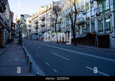 Kyiv, Ukraine. 28th Mar, 2022. Empty street in Kyiv. Daily life in the city of Kyiv amid Russian aggression. Credit: SOPA Images Limited/Alamy Live News Stock Photo