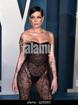 Halsey attends the 2022 Vanity Fair Oscar Party at the Wallis Annenberg Center for the Performing Arts on March 27, 2022 in Beverly Hills, California. Photo: Casey Flanigan/imageSPACE/MediaPunch Stock Photo